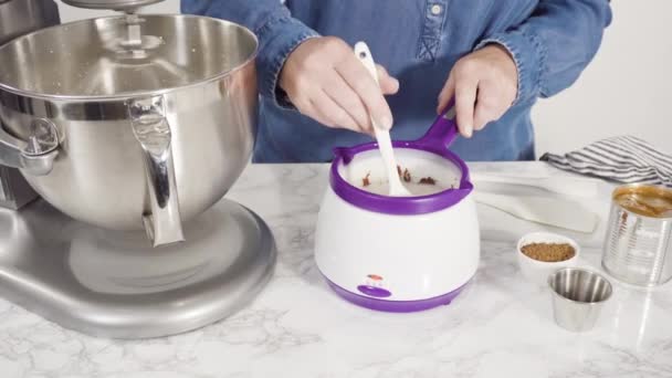 一步一步 在厨房里准备自制的巧克力冰淇淋 — 图库视频影像