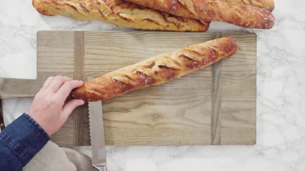 Επίπεδη Φρεσκοψημένο Μικρό Γαλλικό Ψωμί Μπαγκέτας — Αρχείο Βίντεο