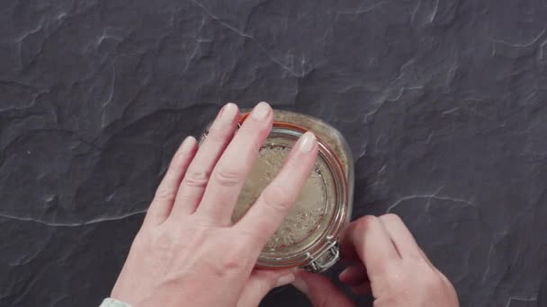 Plat Gelegd Zelfgemaakte Tarwezuurdesem Voorgerecht Een Glazen Pot Metselaar — Stockvideo