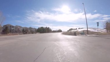 Denver, Colorado, ABD-12 Ocak 2020 - Amerika 'nın lüks semtlerinde tipik kaldırımlı yollarda sürüş.