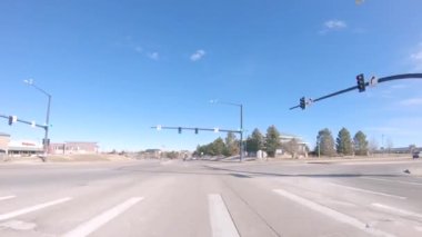 Denver, Colorado, ABD-12 Ocak 2020 - Amerika 'nın banliyölerinde tipik asfalt yollarda sürüş.