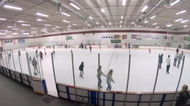Denver, Colorado, ABD-12 Ocak 2020 - İç buz pateni pistinde halka açık buz pateni oturumu.