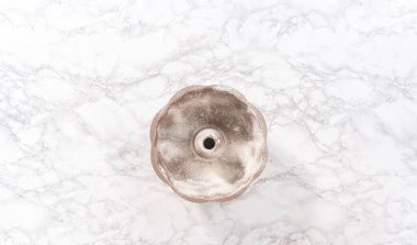 Düz yatıyordu. Çikolata kabaklı kek pişirmek için kremalı pasta tepsisi..