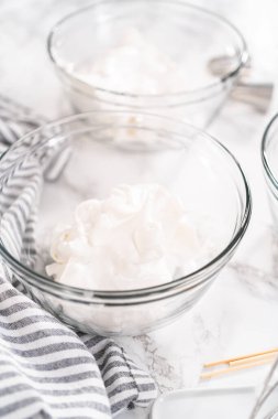 Tek boynuzlu at kurabiyeleri pişirmek için mutfak mikserinde krema yapıyorum..