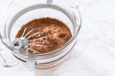 Elektrikli mutfak mikseriyle çikolatalı ganache çırpmak..