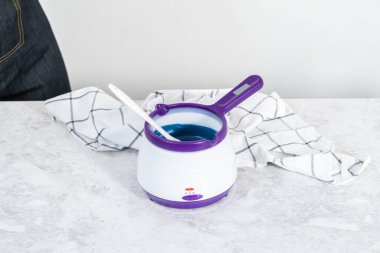 Çikolata renkleri eriyip eriyor. Çikolata soslu çubuk kraker hazırlamak için eriyor. 4 Temmuz kutlamaları için..