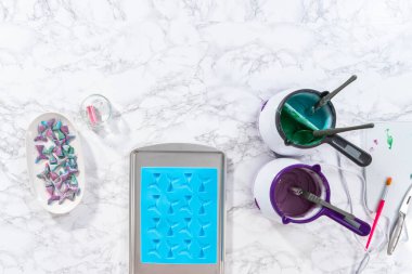 Düz yatıyordu. Çikolata kalıplarını erimiş çikolatayla doldurup çikolata denizkızı kuyruğu yapıyorlar..