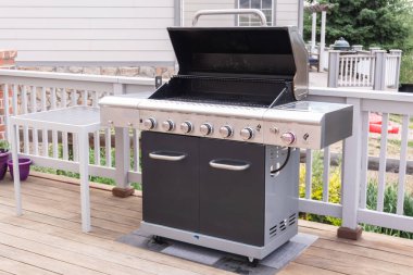 Lüks bir tek aile evinin arka avlusunda altı ocaklı ızgara..