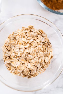 Tarçın kırıntısı hazırlamak için cam karıştırma kabındaki ölçülü malzemeler..