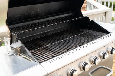 Temiz altı ocaklı ızgara yaz ızgarasına hazır..