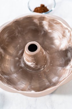 Krem peynirli kırmızı kadife keke yağlı metal kek kalıbı..