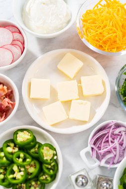 Fırında pişmiş patates. Fırında patatesleri servis etmek için küçük kaselerde garnitürler..