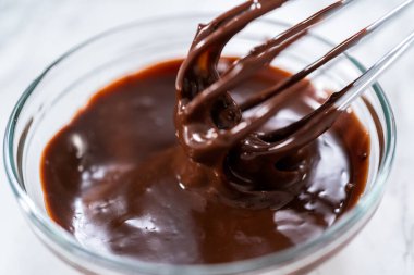 Bardakta çikolatalı ganache hazırlıyorum..