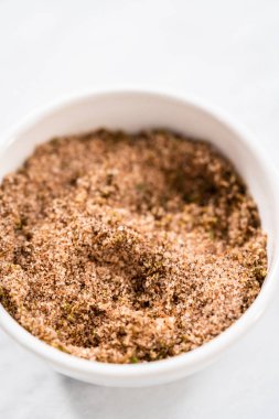 Meksika karpuzu için kırmızı limon tuzu hazırlamak için küçük bir bardakta karıştırma malzemesi..