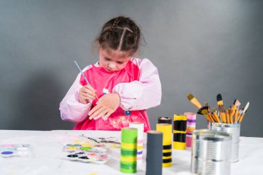 Evde eğitim görürken tuvalet kağıdı rulolarından farklı böcekler yapmak..