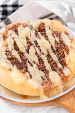 Krem peynirli taze tarçınlı tatlı pizza..