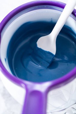 Çikolata renkleri eriyip eriyor. Çikolata soslu çubuk kraker hazırlamak için eriyor. 4 Temmuz kutlamaları için..