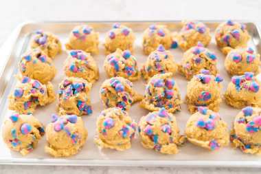 Soğumuş kurabiye hamuru kepçeleri tek boynuzlu at çikolatalı kurabiyeleri pişirmek için..