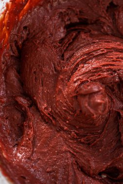 Kırmızı kadife kek ve krem peynir jöleli kek yapmak için büyük bir bardakta karıştırma malzemesi..