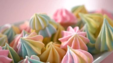 Beyaz servis tabağında çok renkli tek boynuzlu at kurabiyeleri..