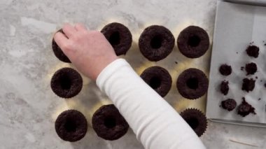 Düz yatıyordu. Çikolatalı kekleri çikolatalı ganache ile dolduruyorum..