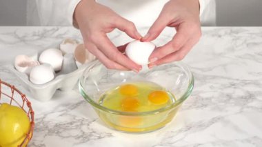 Adım adım. Limonlu kek hazırlamak için karıştırma kabındaki malzemeleri karıştırıyorum..