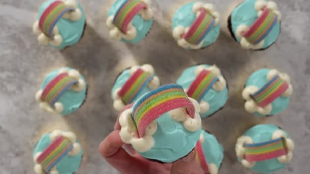 Plat Gelegd Chocolade Cupcakes Versierd Met Blauwe Roomboter Glazuur Regenboog — Stockvideo