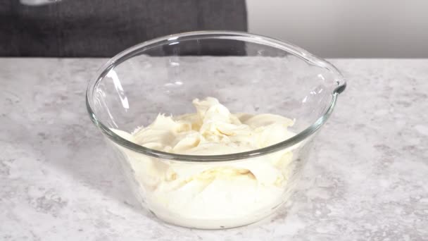 Preparación Del Glaseado Crema Mantequilla Comprado Tienda Para Hacer Cupcakes — Vídeos de Stock
