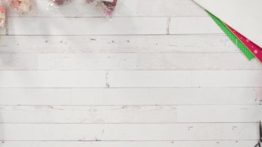 Düz yatıyordu. Adım adım. Ev yapımı şekerleme ve kurabiyeleri Noel hediyesi kutusuna koymak.