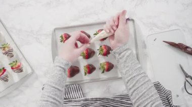 Zaman aşımı. Düz yatıyordu. Adım adım. Çiseleyen erimiş çikolata, pasta poşetinden çikolata kaplı çileğe.