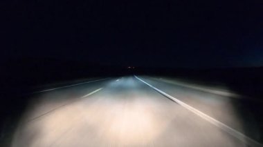 Denver, Colorado, ABD-17 Ocak 2020 - Amerika 'nın banliyölerinde geceleri tipik asfalt yollarda sürüş.