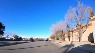 Zaman aşımı. Denver, Colorado, ABD-13 Ocak 2020 - Amerika 'nın banliyölerinde tipik asfalt yollarda sürüş.