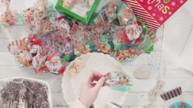 Düz yatıyordu. Adım adım. Ev yapımı şekerleme paketleri küçük hediye paketlerine konuyor..