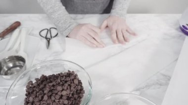 Adım adım. Mermer bir yüzeyde çikolata soslu çilek hazırlamak için gerekli malzemeler..