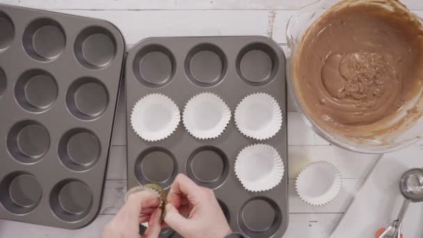 Piatto Padella Cupcake Foderato Con Bicchieri Carta Stagnola Cupcake Cuocere — Video Stock