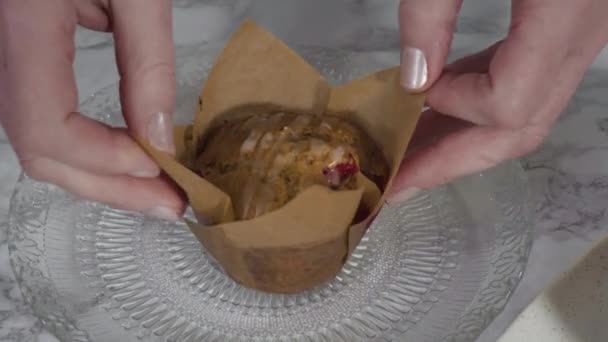 Pas Pas Trancher Muffin Canneberge Glacé Fraîchement Cuit — Video