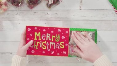 Düz yatıyordu. Adım adım. Ev yapımı şekerleme ve kurabiyeleri Noel hediyesi kutusuna koymak.