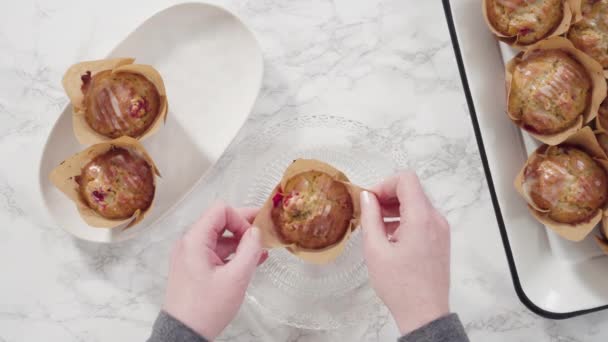 Pose Plate Pas Pas Trancher Muffin Canneberge Glacé Fraîchement Cuit — Video