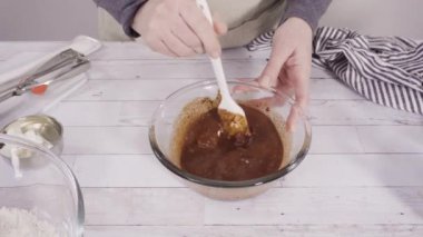 Çikolatalı ahududu kekleri pişirmek için malzemeler karıştırıyorum..