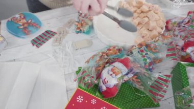 Adım adım. Ev yapımı şekerleme paketleri küçük hediye paketlerine konuyor..