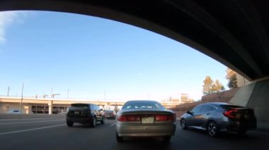 Denver, Colorado, ABD-13 Ocak 2020 - Amerika 'nın banliyölerinde tipik asfalt yollarda sürüş.