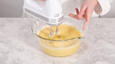 Adım adım. Fünyeli kek pişirmek için karıştırma kabındaki malzemeleri karıştırıyorum..