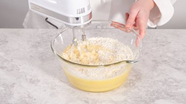 Adım adım. Fünyeli kek pişirmek için karıştırma kabındaki malzemeleri karıştırıyorum..