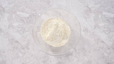 Düz yatıyordu. Adım adım. Fünyeli kek pişirmek için karıştırma kabındaki malzemeleri karıştırıyorum..