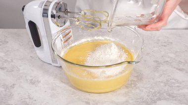 Adım adım. Fünyeli kek pişirmek için karıştırma kabındaki malzemeleri karıştırıyorum..