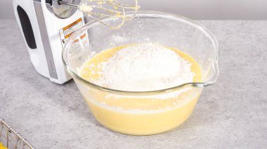 Adım adım. Limonlu kek hazırlamak için karıştırma kabının içindeki malzemeleri karıştırıyorum..