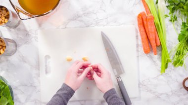 Vejetaryen fasulye çorbası pişirmek için sebzeleri doğramak..