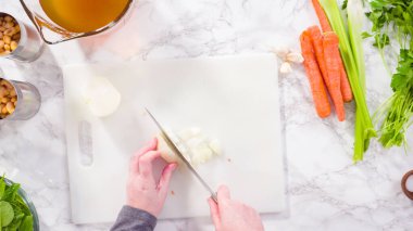 Vejetaryen fasulye çorbası pişirmek için sebzeleri doğramak..