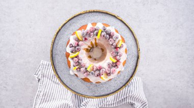 Düz yatıyordu. Adım adım. Böğürtlenli keki şekerli kızılcık ve limonlu kek tezgahıyla süslüyorum..