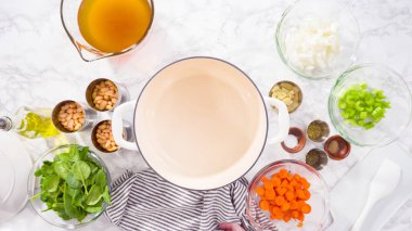 Dökme demir Hollanda fırınında vejetaryen beyaz fasulye çorbası pişirmek.